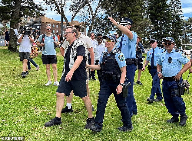 Bondi海滩再现紧张一幕！1男子遭警方驱离（组图） - 4