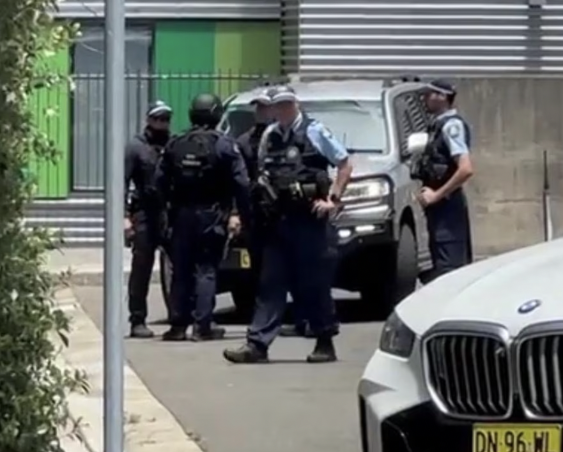 重兵押解！Bondi袭击案枪手病床转监，监控曝光父子数月策划细节（组图） - 2