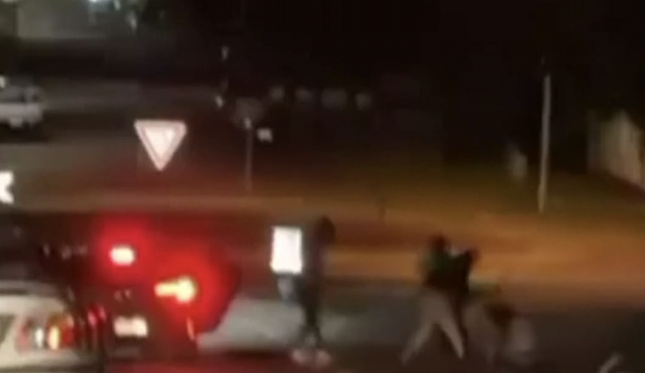 墨尔本发生持弯刀袭击案，男子跳行驶中汽车逃生，涉案车辆是被盗赃车（组图） - 2