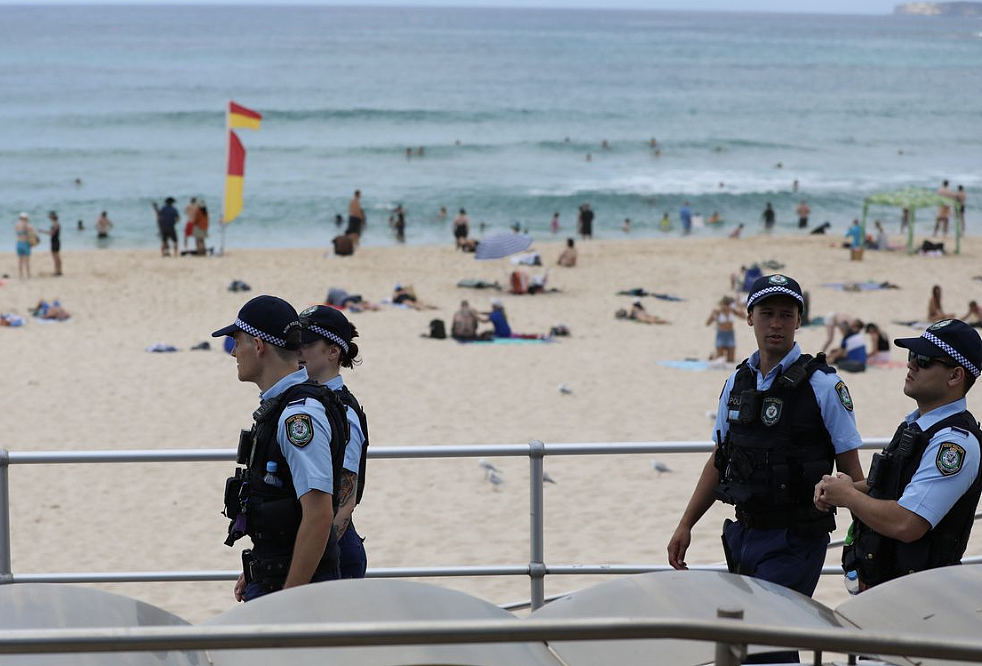 雷霆行动！Bondi海滩恐袭后警方启动“庇护行动”，出动超3200班次打击仇恨犯罪（组图） - 2