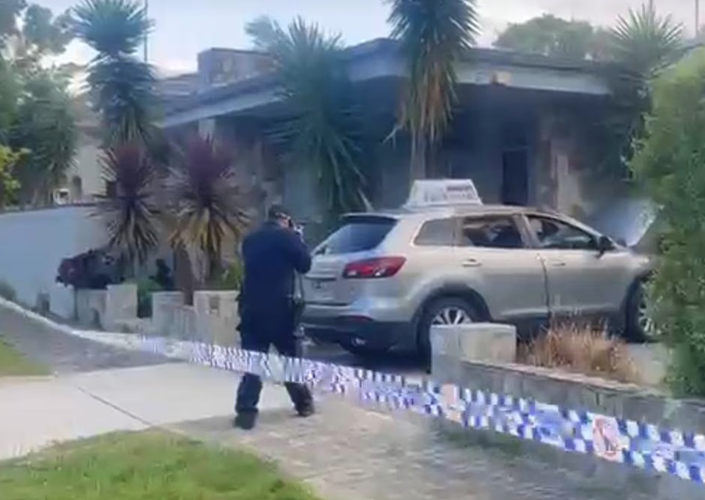 Bondi恐袭阴影未散！澳洲街头又现反犹袭击，拉比车辆遭纵火烧毁（组图） - 1