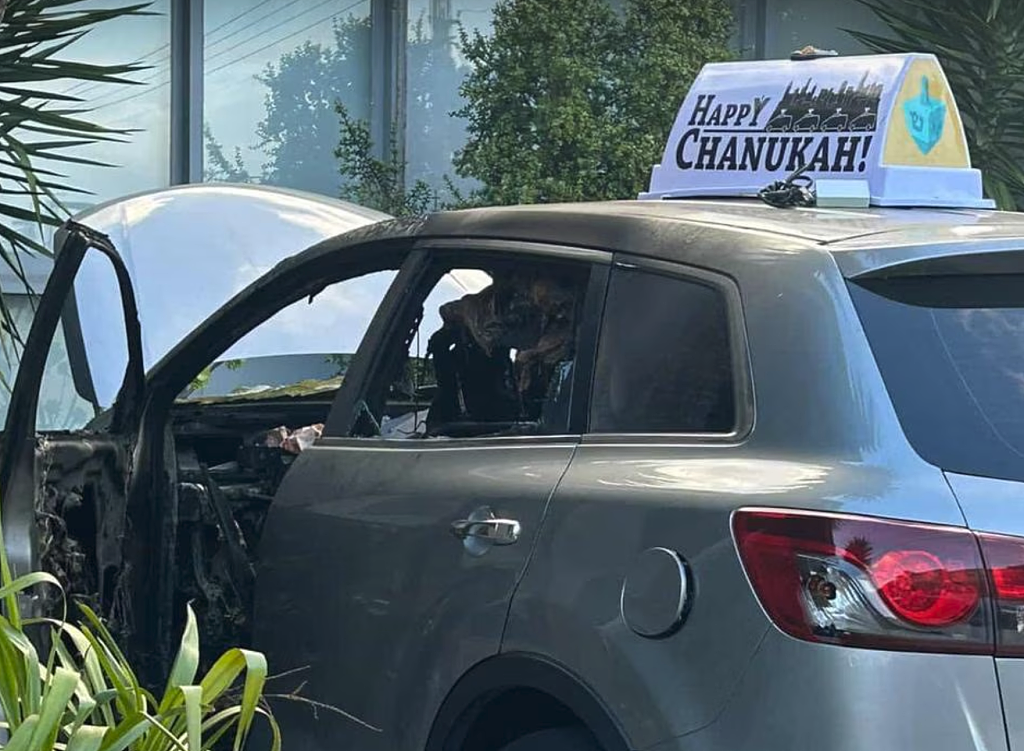 Bondi恐袭阴影未散！澳洲街头又现反犹袭击，拉比车辆遭纵火烧毁（组图） - 3