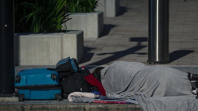 澳洲流浪汉人数激增25%!每晚12.2万人无家可归,各地严查“帐篷城”引争议(组图) - 5