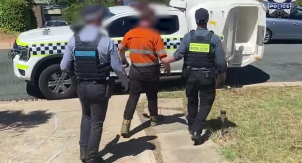 涉在购物中心行纳粹礼，澳18岁男子被捕！家中搜出仇恨贴纸（组图） - 2