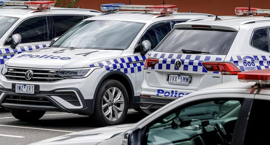 澳女凌晨遭持刀劫车,逃到警局门口求助却扑空!只因...(组图) - 3