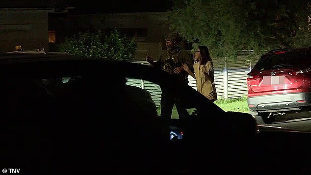 澳警方深夜突袭,大批警员荷枪实弹,封街搜屋!装甲车、无人机齐出动(视频/组图) - 3