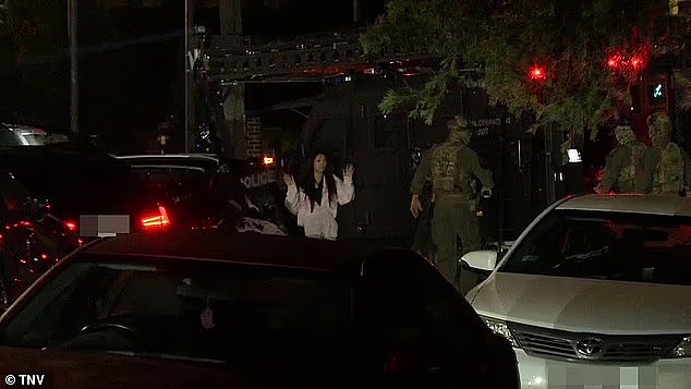 澳警方深夜突袭,大批警员荷枪实弹,封街搜屋!装甲车、无人机齐出动(视频/组图) - 4