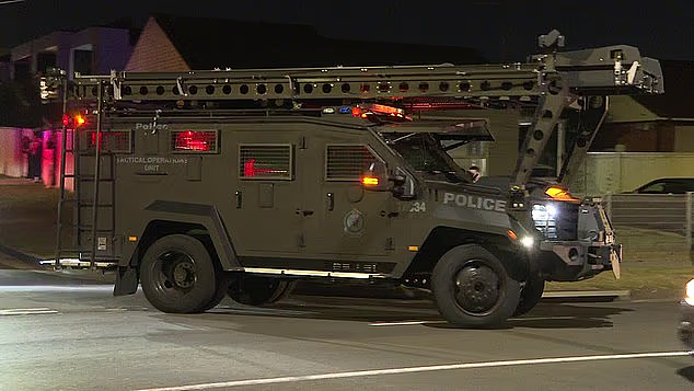 澳警方深夜突袭,大批警员荷枪实弹,封街搜屋!装甲车、无人机齐出动(视频/组图) - 6