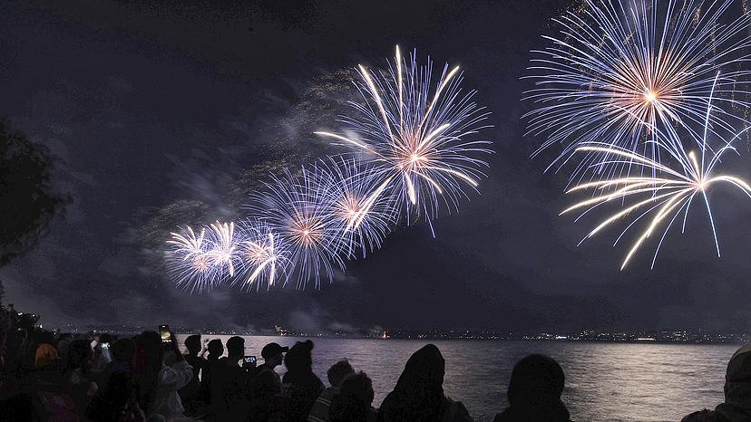 珀斯跨年烟花秀来了！夜迎10万人潮，珀斯警方全面出动严防突发(图) - 2