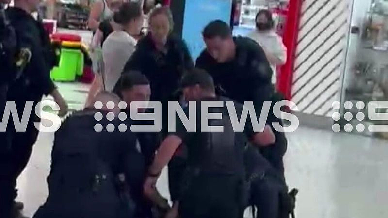 Westfield购物中心惊现持刀男子,引发恐慌!1嫌犯被捕(组图) - 2