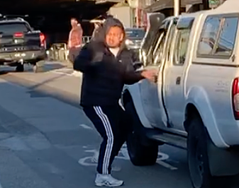 澳洲闹市街头，奔驰车险些被劫！路人纷纷出手，助车主赶跑劫匪（组图） - 3