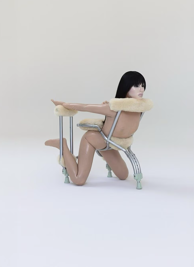 怪美的？！侃爷澳妻奇葩造型，一身乳胶连体衣，姿势怪异（组图） - 2