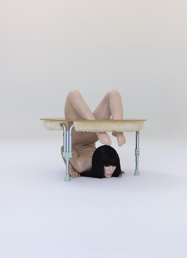 怪美的？！侃爷澳妻奇葩造型，一身乳胶连体衣，姿势怪异（组图） - 3