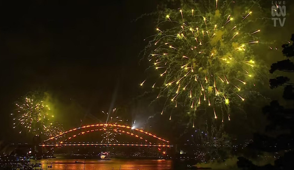 新年快乐！百万民众涌上悉尼街头狂欢，万枚烟花闪耀夜空（视频/组图） - 13