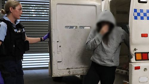 歹徒当街扫射悉尼民宅,连开30多枪后驾车逃跑!屋内11人躲过一劫,20岁女子涉案被捕(视频/图) - 1
