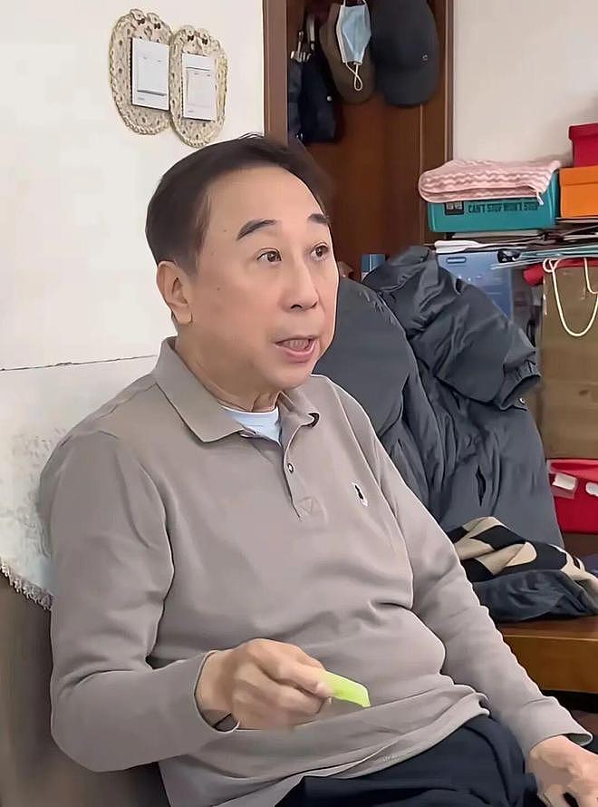 68岁冯巩近况曝光！住100平小房，衣服纸箱乱堆（组图） - 1