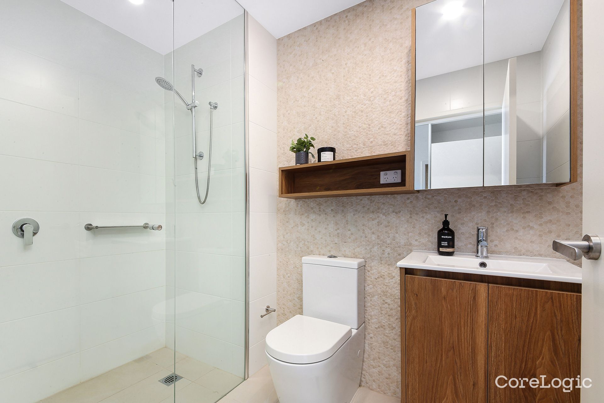 今日珀斯Parramatta Granville Place 2b2b1c 包家具家电 可整租 Parramatta Granville Place 2b2b1c 包家具家电 可整租