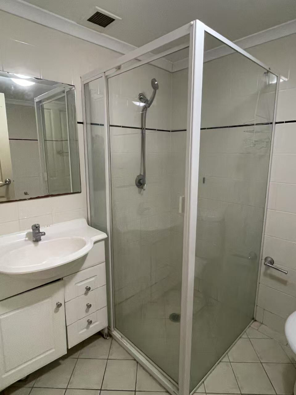 今日悉尼Strathfield 豪华公寓 超大主卧独立卫浴 可住Couple 空調 有车位 4分钟火车站 Strathfield 豪华公寓 超大主卧独立卫浴 可住Couple 空調 有车位 4分钟火车站