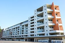 Hurstville 短租 图书馆旁白楼两房两卫 超大主卧带步入式衣帽间
