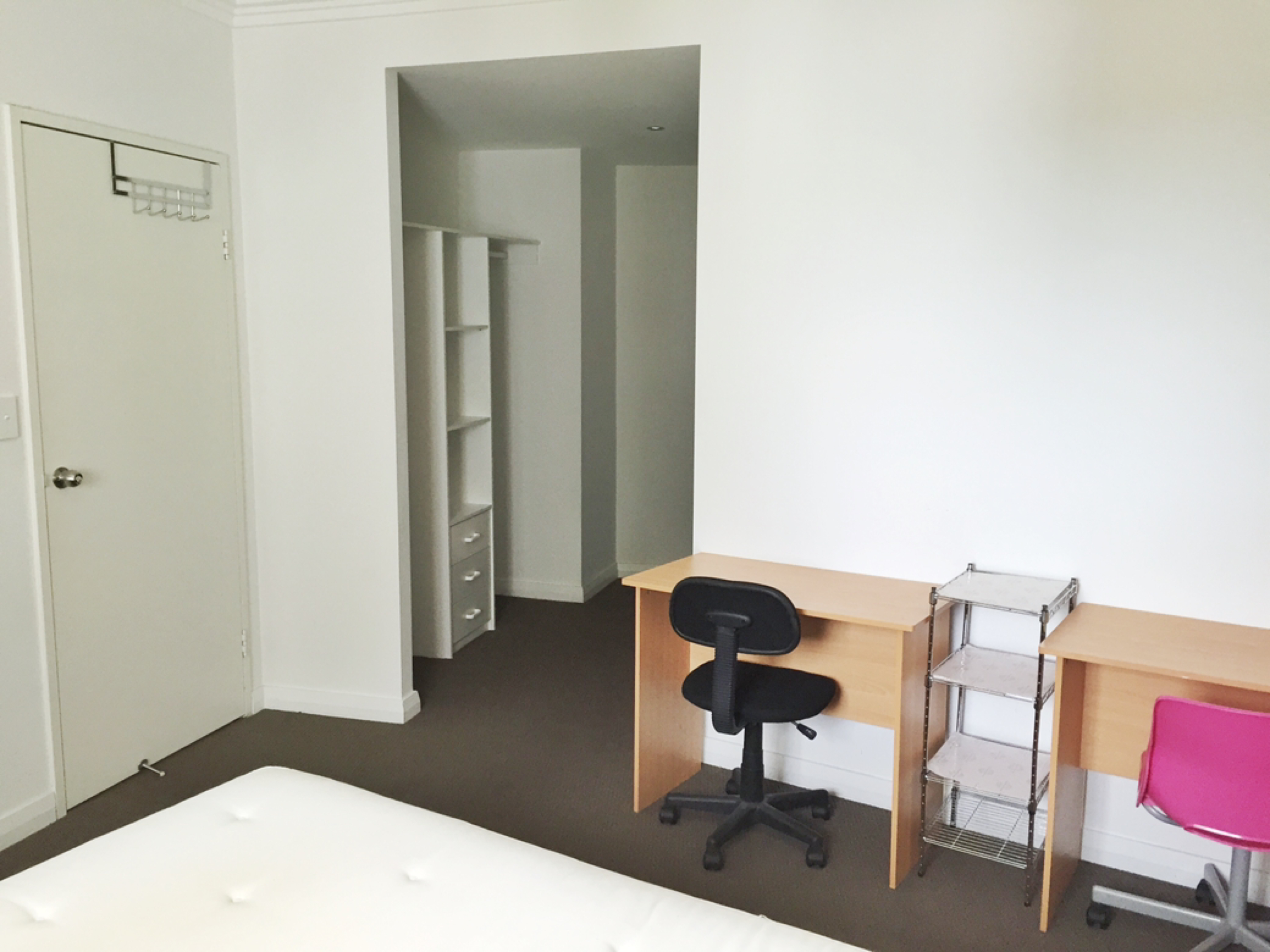 今日悉尼Hurstville 短租 图书馆旁白楼两房两卫 超大主卧带步入式衣帽间 Hurstville 短租 图书馆旁白楼两房两卫 超大主卧带步入式衣帽间