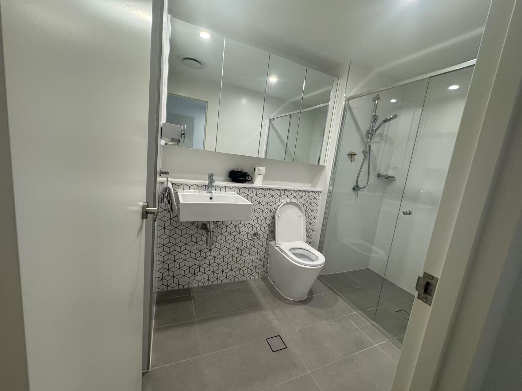 今日悉尼Wolli Creek Wolli creek两室两卫价格非常划算家具齐全可分租 Wolli Creek Wolli creek两室两卫价格非常划算家具齐全可分租