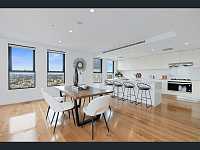 Burwood  四房四卫 公寓 整租 City View
