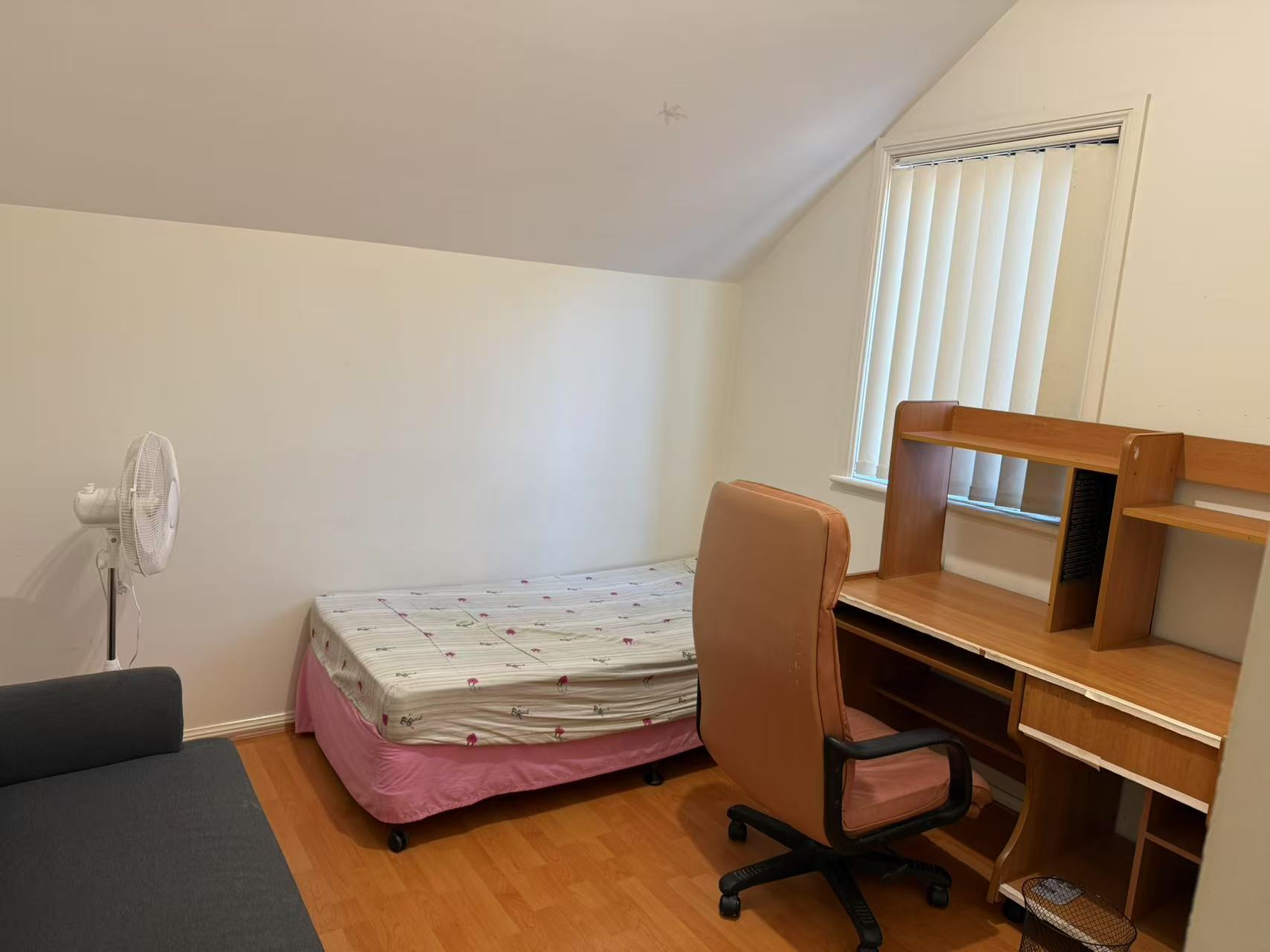 今日悉尼Hurstville 近新双层大House单间 240一周 近westfield 包家具 Hurstville 近新双层大House单间 240一周 近westfield 包家具