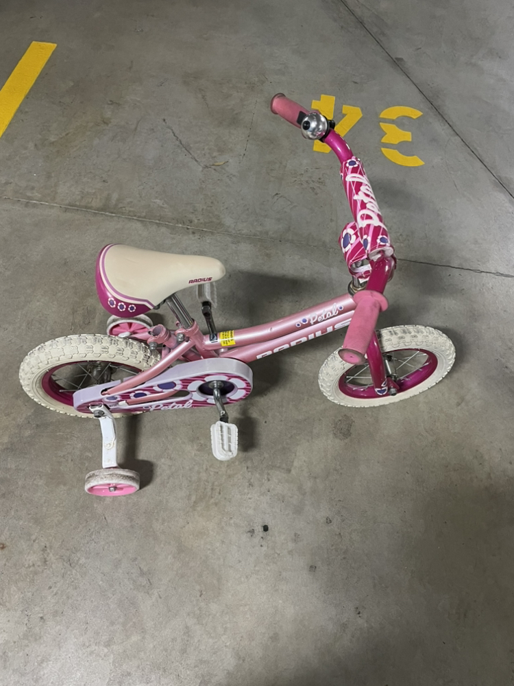 今日悉尼小孩自行车和安全帽 小孩自行车和安全帽