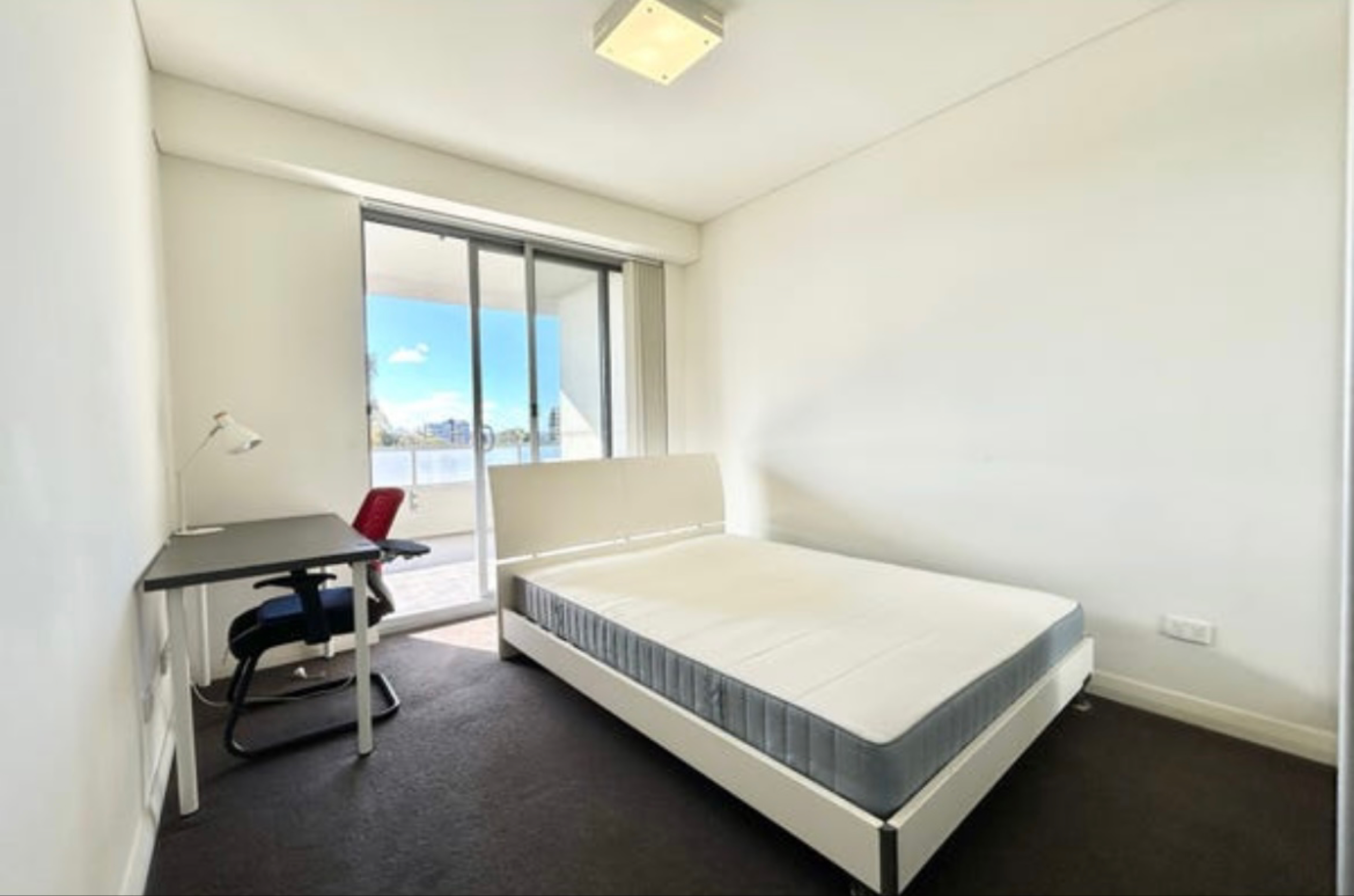今日悉尼Burwood RTA 楼上两房两卫包家具950一周 Burwood RTA 楼上两房两卫包家具950一周