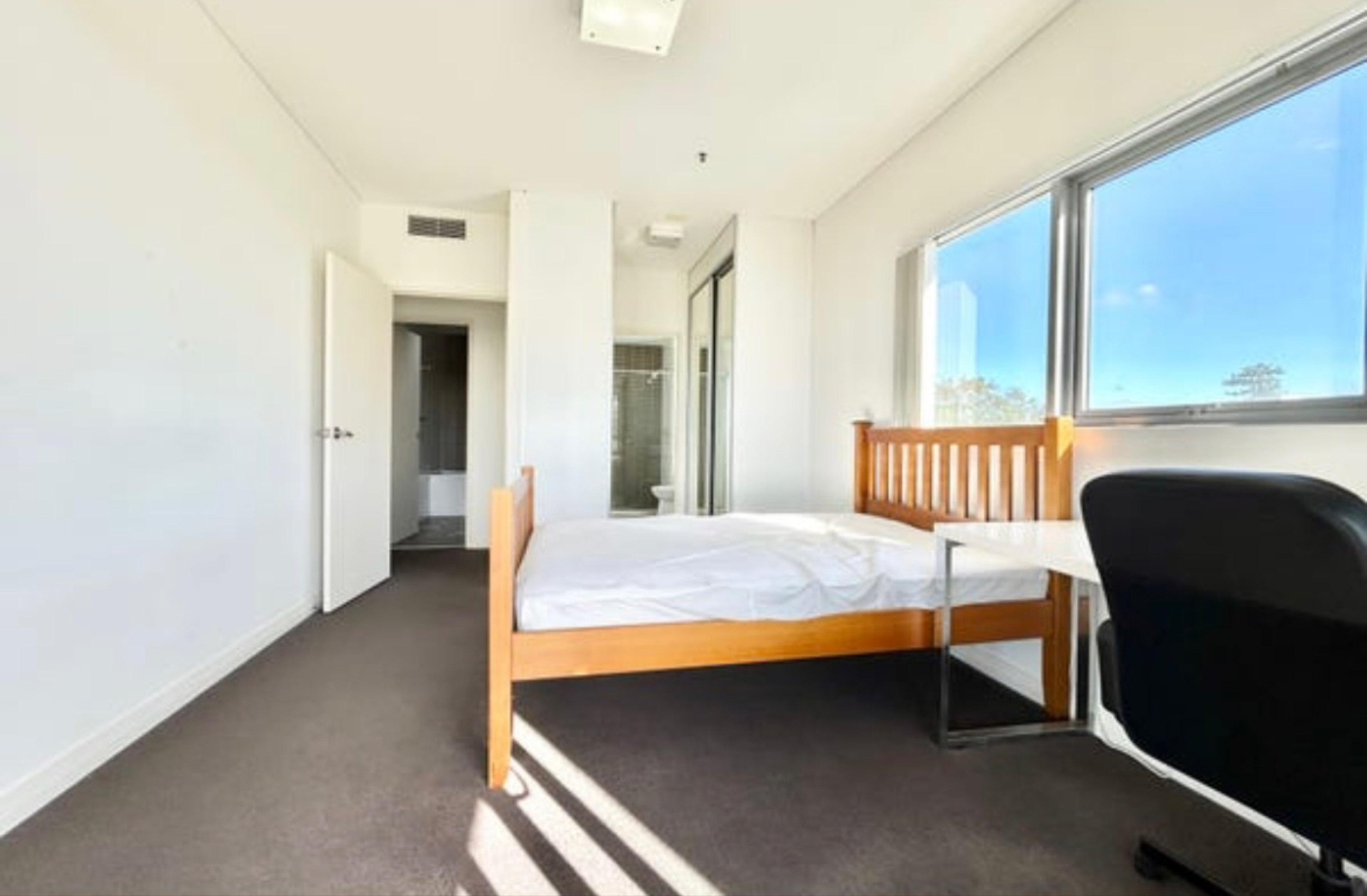 今日悉尼Burwood RTA 楼上两房两卫包家具950一周 Burwood RTA 楼上两房两卫包家具950一周