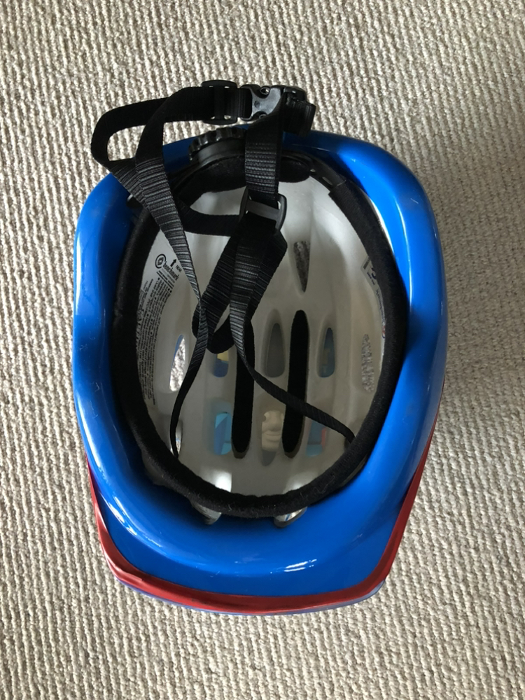 今日悉尼小孩自行车和安全帽 小孩自行车和安全帽