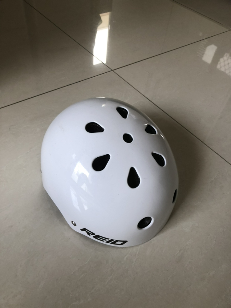 今日悉尼小孩自行车和安全帽 小孩自行车和安全帽
