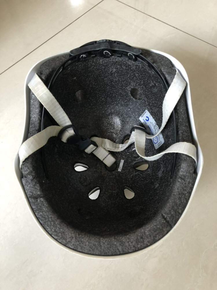 今日悉尼小孩自行车和安全帽 小孩自行车和安全帽