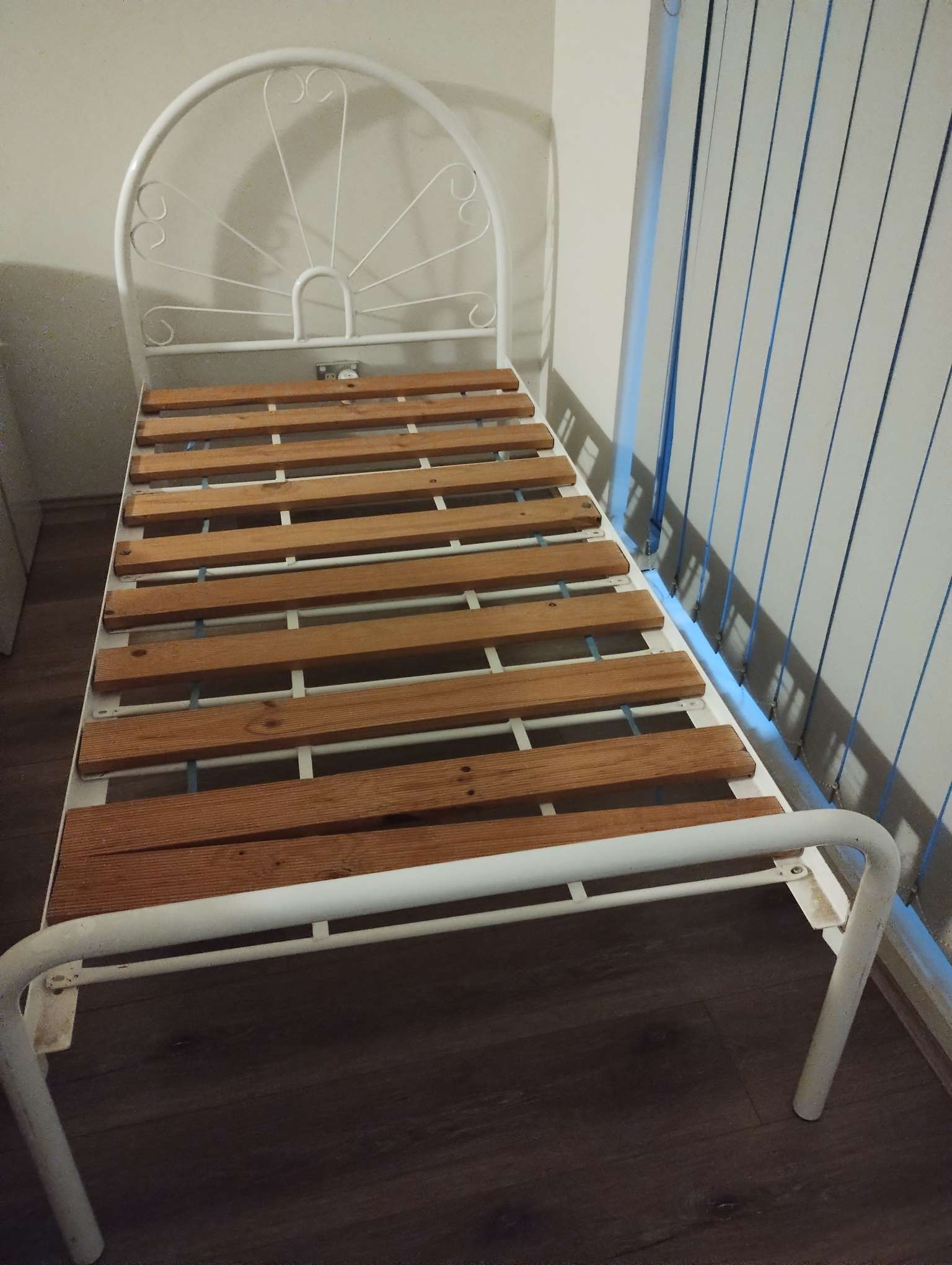 今日珀斯Single bed with mattress 近新单人床与床垫 Single bed with mattress 近新单人床与床垫