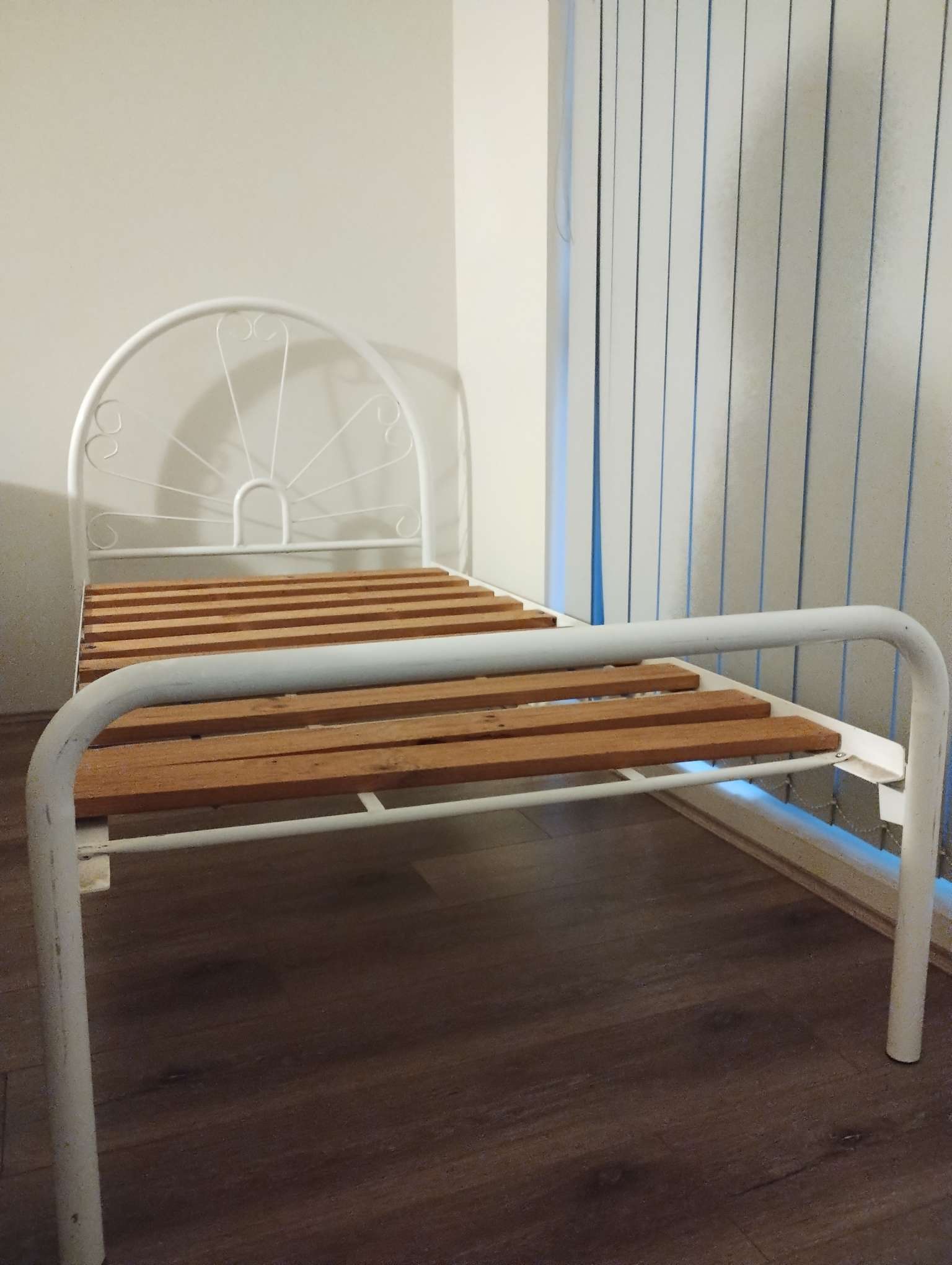今日珀斯Single bed with mattress 近新单人床与床垫 Single bed with mattress 近新单人床与床垫