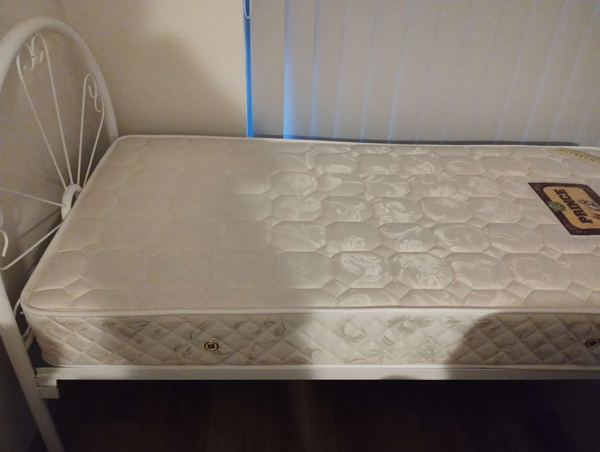今日珀斯Single bed with mattress 近新单人床与床垫 Single bed with mattress 近新单人床与床垫
