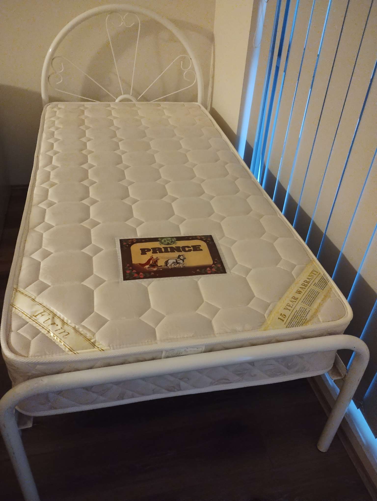 今日珀斯Single bed with mattress 近新单人床与床垫 Single bed with mattress 近新单人床与床垫