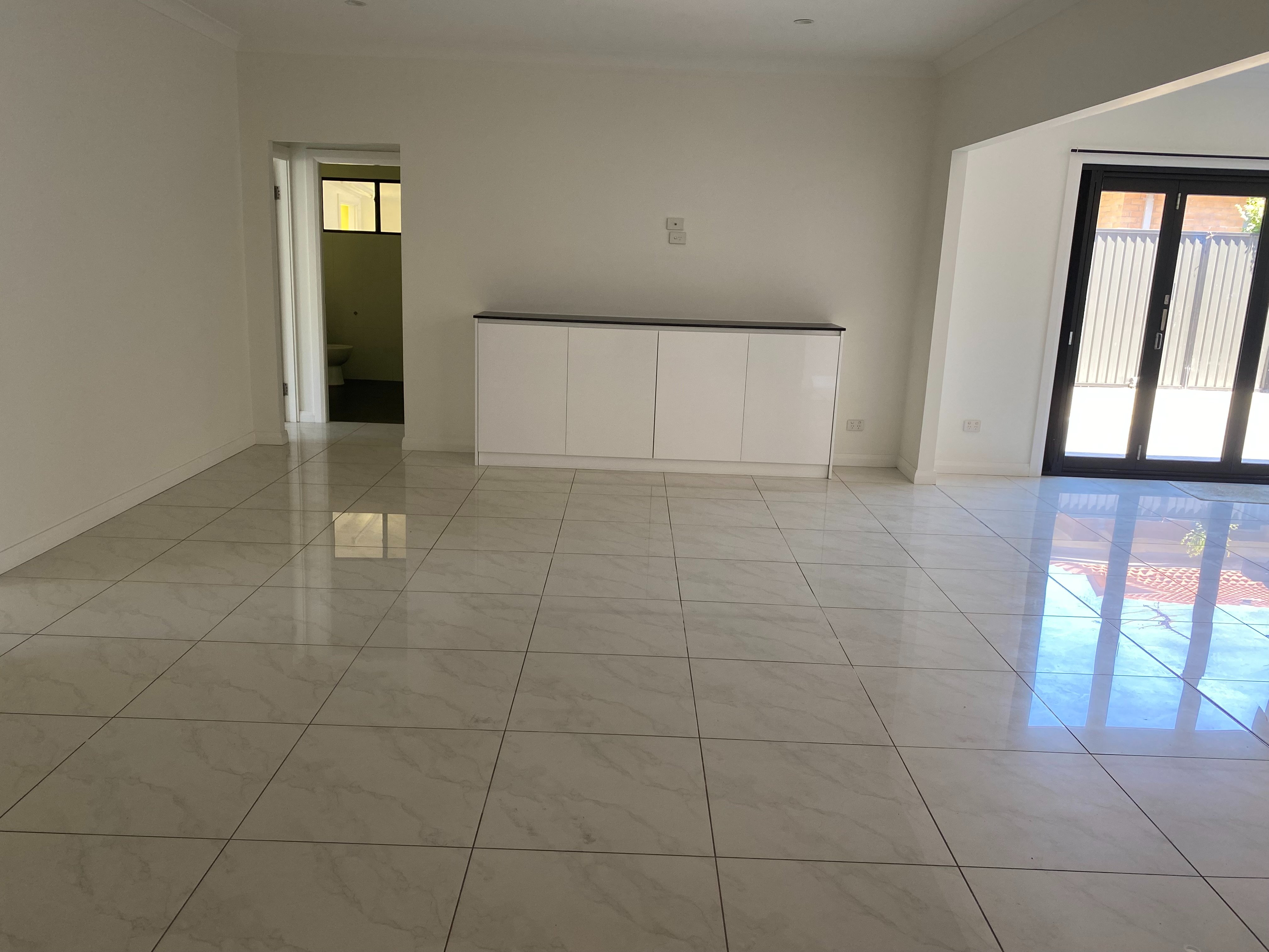 今日珀斯Beverly Hills 大House四房2厅两卫新装修优惠整租 Beverly Hills 大House四房2厅两卫新装修优惠整租