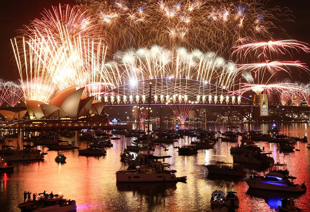 新年快乐！百万民众涌上悉尼街头狂欢，万枚烟花闪耀夜空（视频/组图） - 1