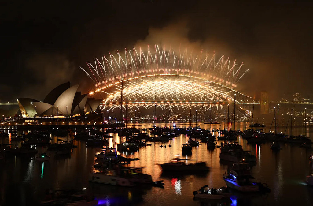 新年快乐！百万民众涌上悉尼街头狂欢，万枚烟花闪耀夜空（视频/组图） - 7