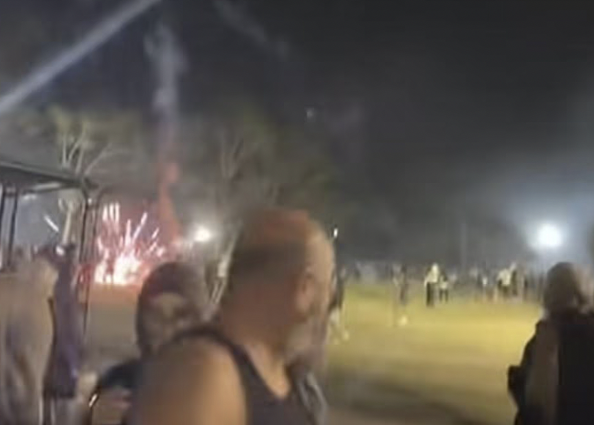 悉尼跨年夜烟花变“武器”!烟花射向人群引发骚乱,致两少女受伤四人被捕(组图) - 2