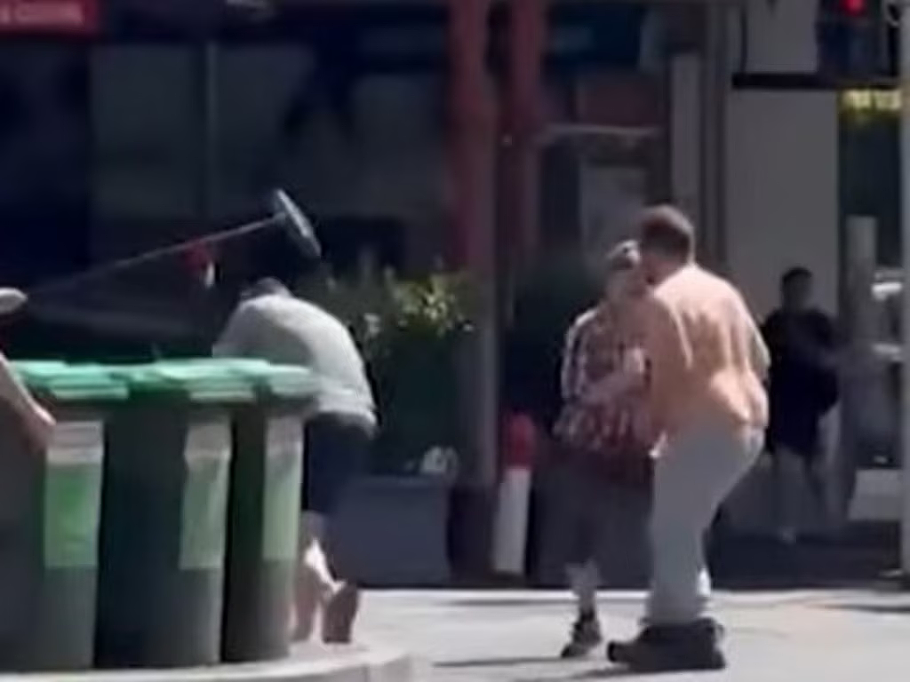吓人！澳洲闹市街头，赤膊男子“暴走”袭人，满脸是血，现场失控（组图） - 3