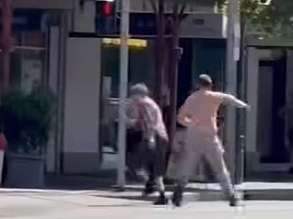 吓人！澳洲闹市街头，赤膊男子“暴走”袭人，满脸是血，现场失控（组图） - 4
