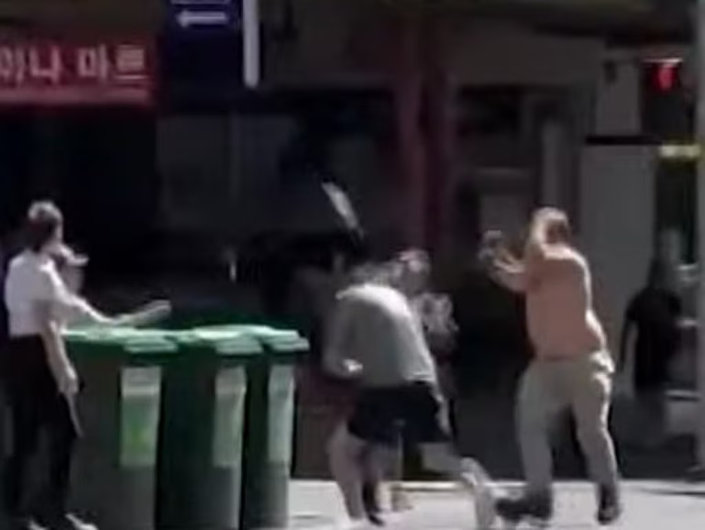吓人！澳洲闹市街头，赤膊男子“暴走”袭人，满脸是血，现场失控（组图） - 5
