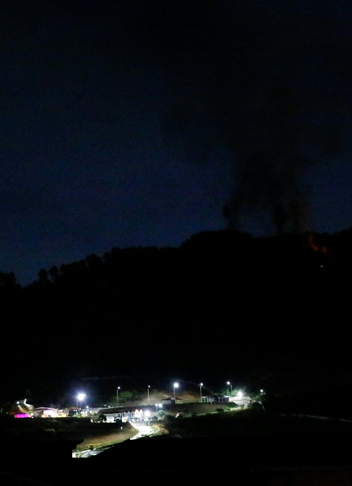 委内瑞拉遇袭:2026年1月3日凌晨,蒂乌纳堡军事基地(Fuerte Tiuna)附近传出巨响及冒烟,附近地区停电(Reuters) 委内瑞拉变天!居民被爆炸惊醒,有华人目击疑美军直升机飞过首都(组图) - 8