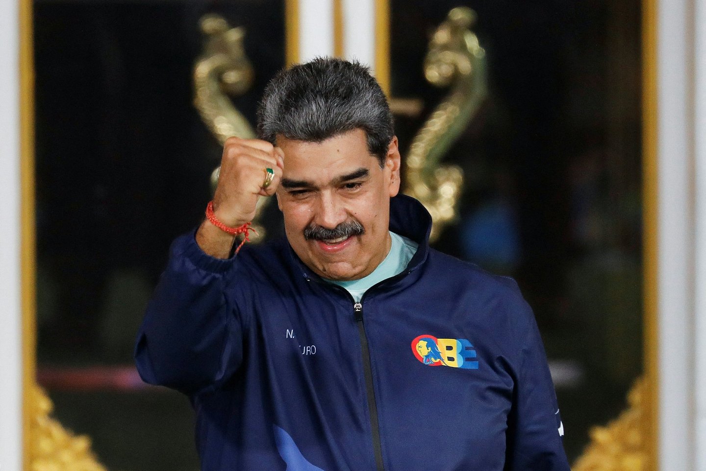 2025年11月21日,委内瑞拉首都加拉加斯(Caracas),总统尼马杜罗(Nicolas Maduro)出席委内瑞拉学生日游行活动时举起拳头。 (Reuters) 委内瑞拉变天!居民被爆炸惊醒,有华人目击疑美军直升机飞过首都(组图) - 10