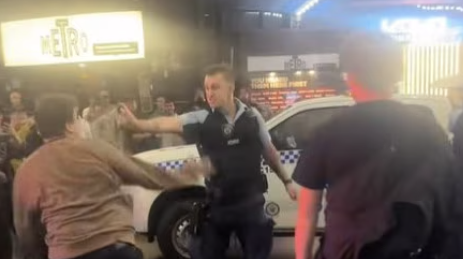 悉尼CBD爆发警民冲突：男子拒捕被两次喷射辣椒喷雾（组图） - 3