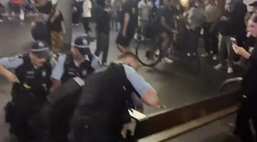 悉尼CBD爆发警民冲突：男子拒捕被两次喷射辣椒喷雾（组图） - 5