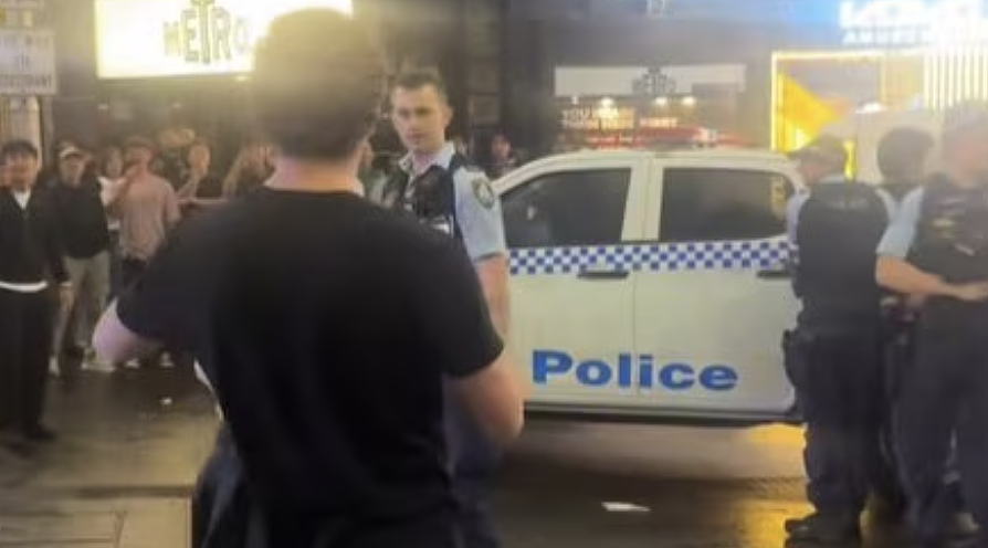 悉尼CBD爆发警民冲突：男子拒捕被两次喷射辣椒喷雾（组图） - 6