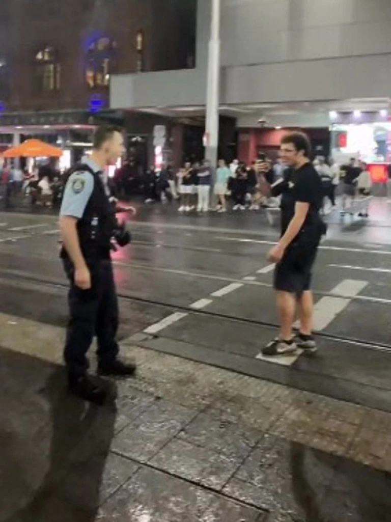 200万次播放!悉尼 George St 男子挑衅警察遭两次喷辣椒水,18岁少年被捕 - 1